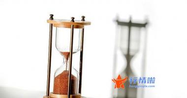 今日股市行情大盘图_ 两市股票指数回落下跌，创业板指跌逾1%，地产银行版块